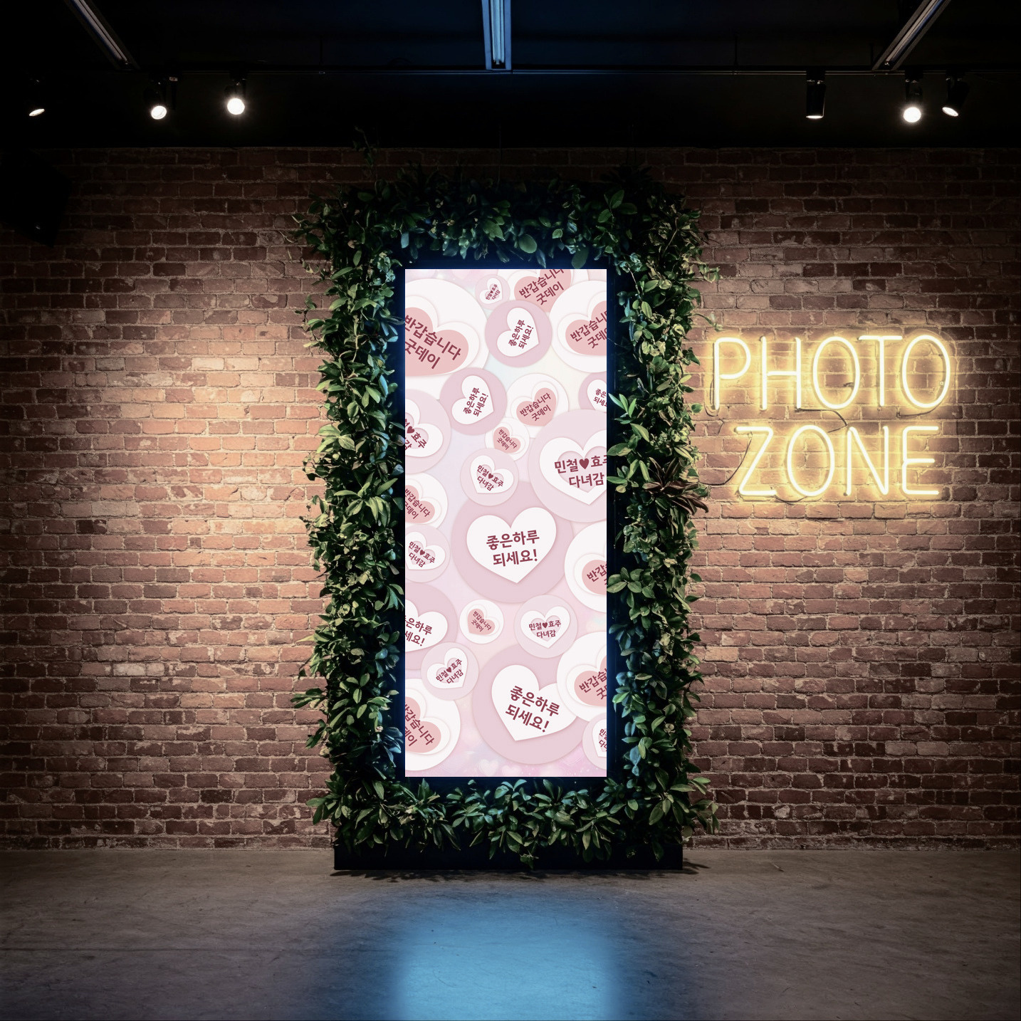 네온사인 PHOTO ZONE과 디지털 방명록 화면